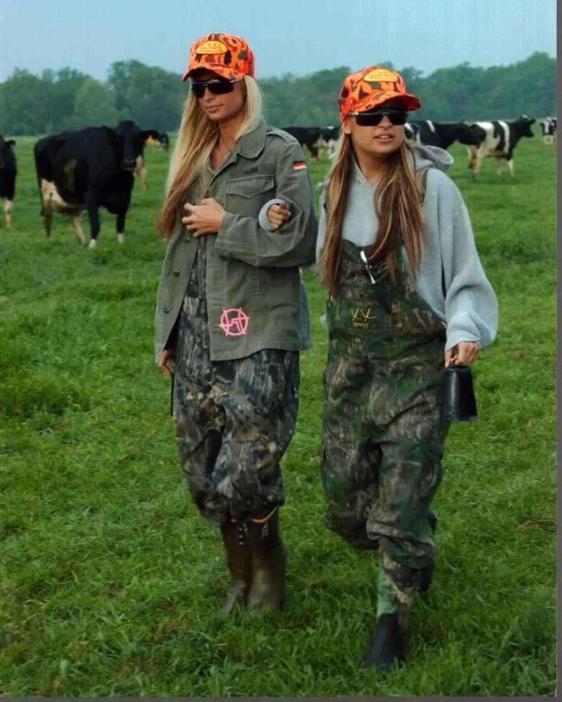 Posterazzi Paris Hilton And Nicole Richie In Field For The Simple Life Photo Print (8 x 10) - Item # MVM52449