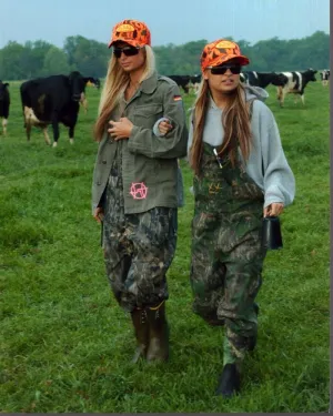 Posterazzi Paris Hilton And Nicole Richie In Field For The Simple Life Photo Print (8 x 10) - Item # MVM52449