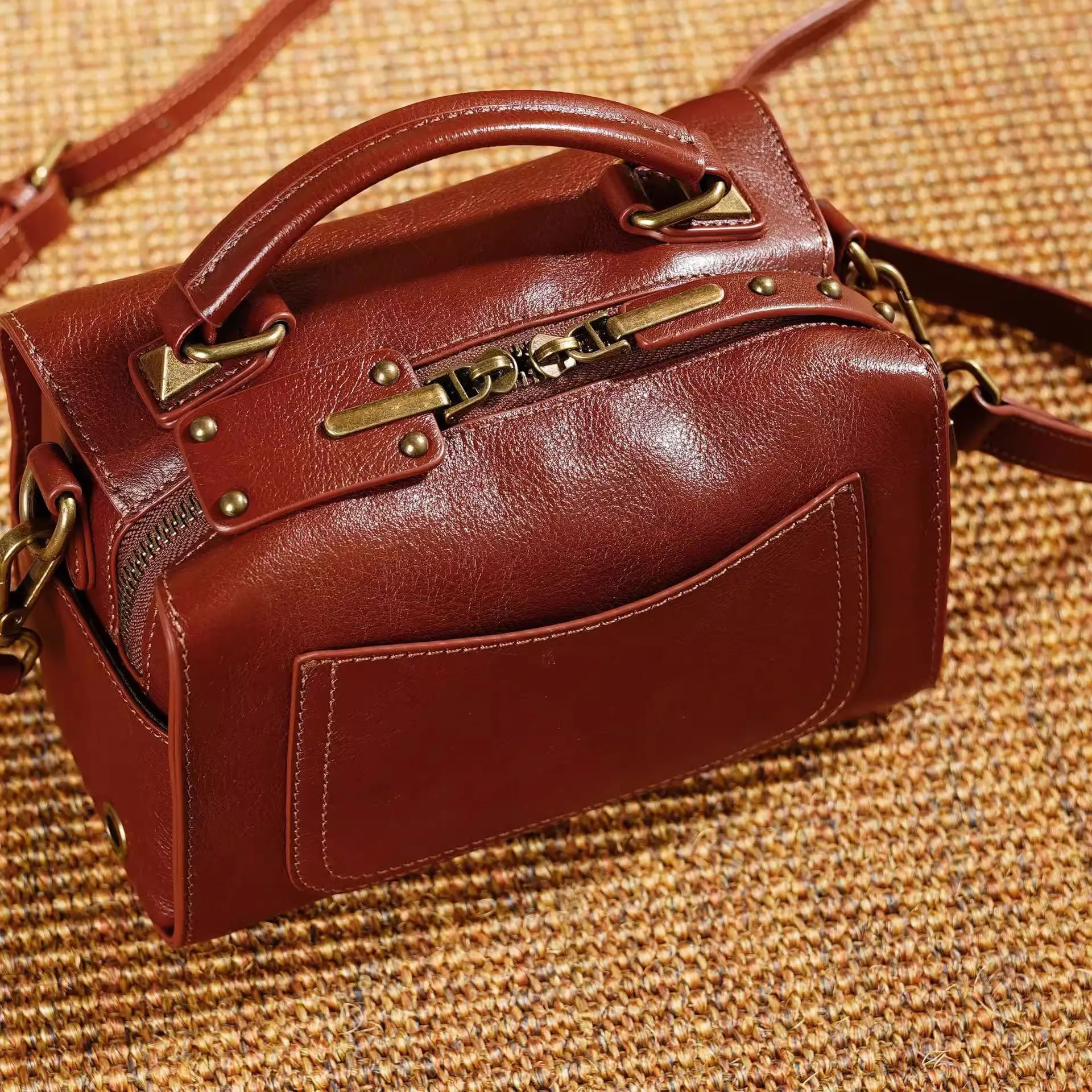 Spring and summer popular new bags, fashionable and versatile commuting bags, hand-held single shoulder crossbody pillows, trendy bags